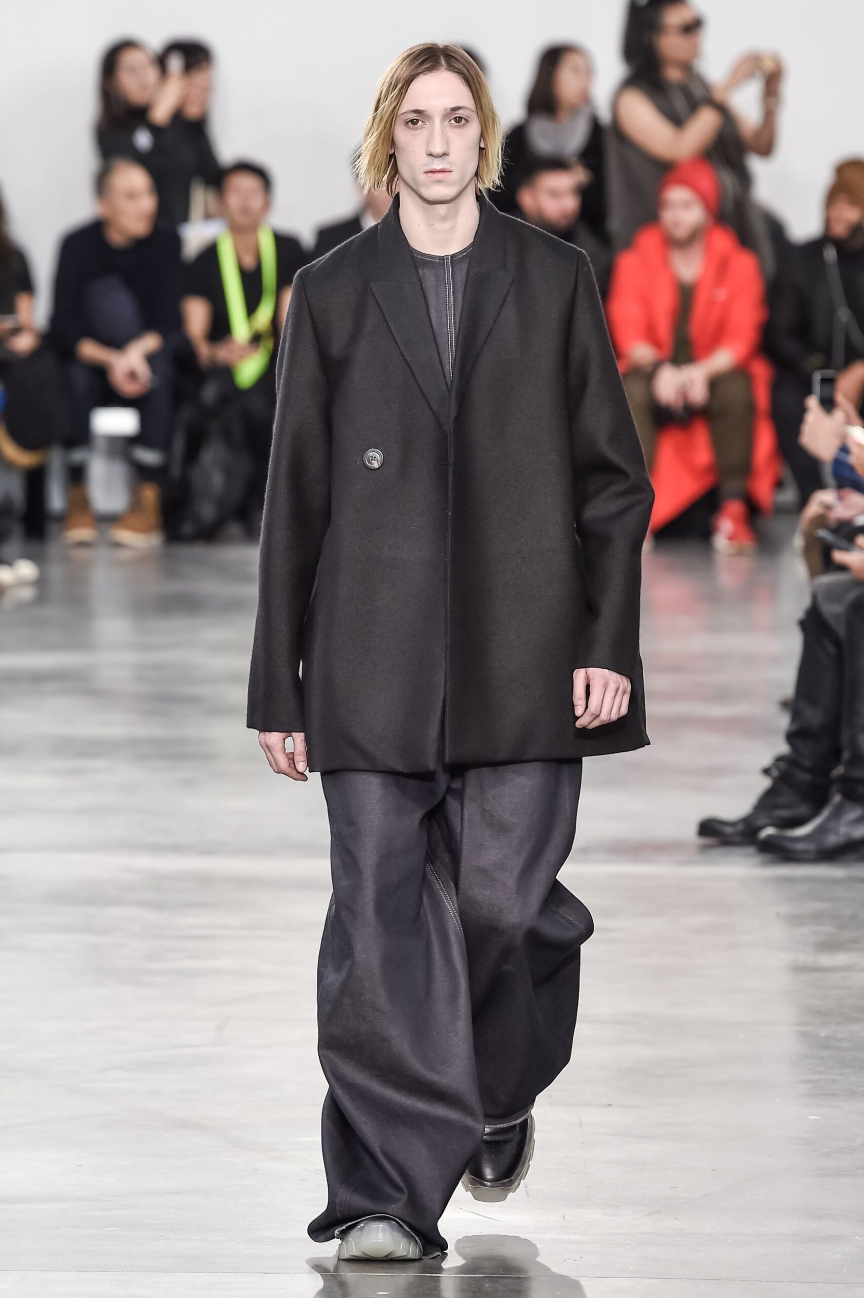 https://static.rain-mag.com/2018/01/Rick-Owens-Menswear-FW18-Paris-looks-26-scaled.jpg