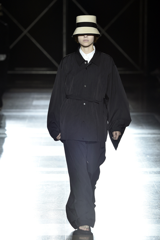 https://static.rain-mag.com/2019/07/FUMITO-GANRYU-SS20-_-LOOK-34.jpg