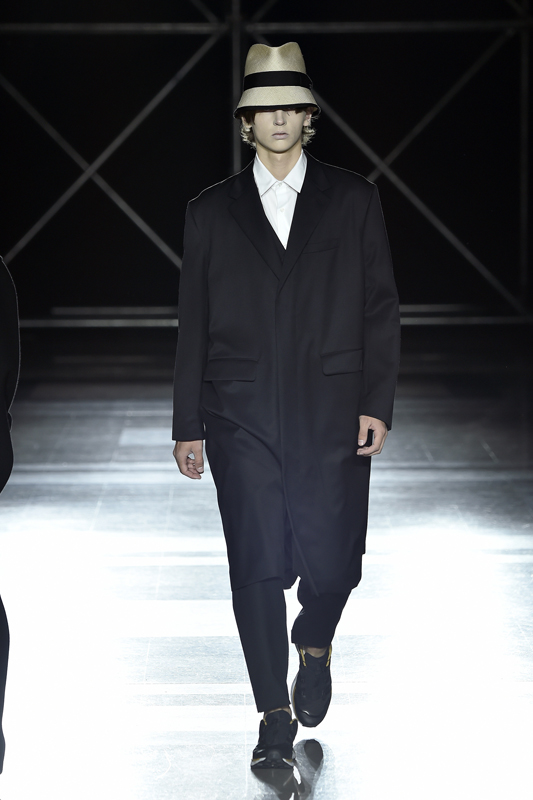 https://static.rain-mag.com/2019/07/FUMITO-GANRYU-SS20-_-LOOK-36.jpg