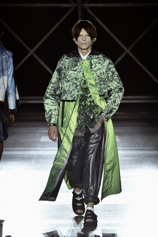 https://static.rain-mag.com/2019/07/FUMITO-GANRYU-SS20-_-LOOK-4.jpg