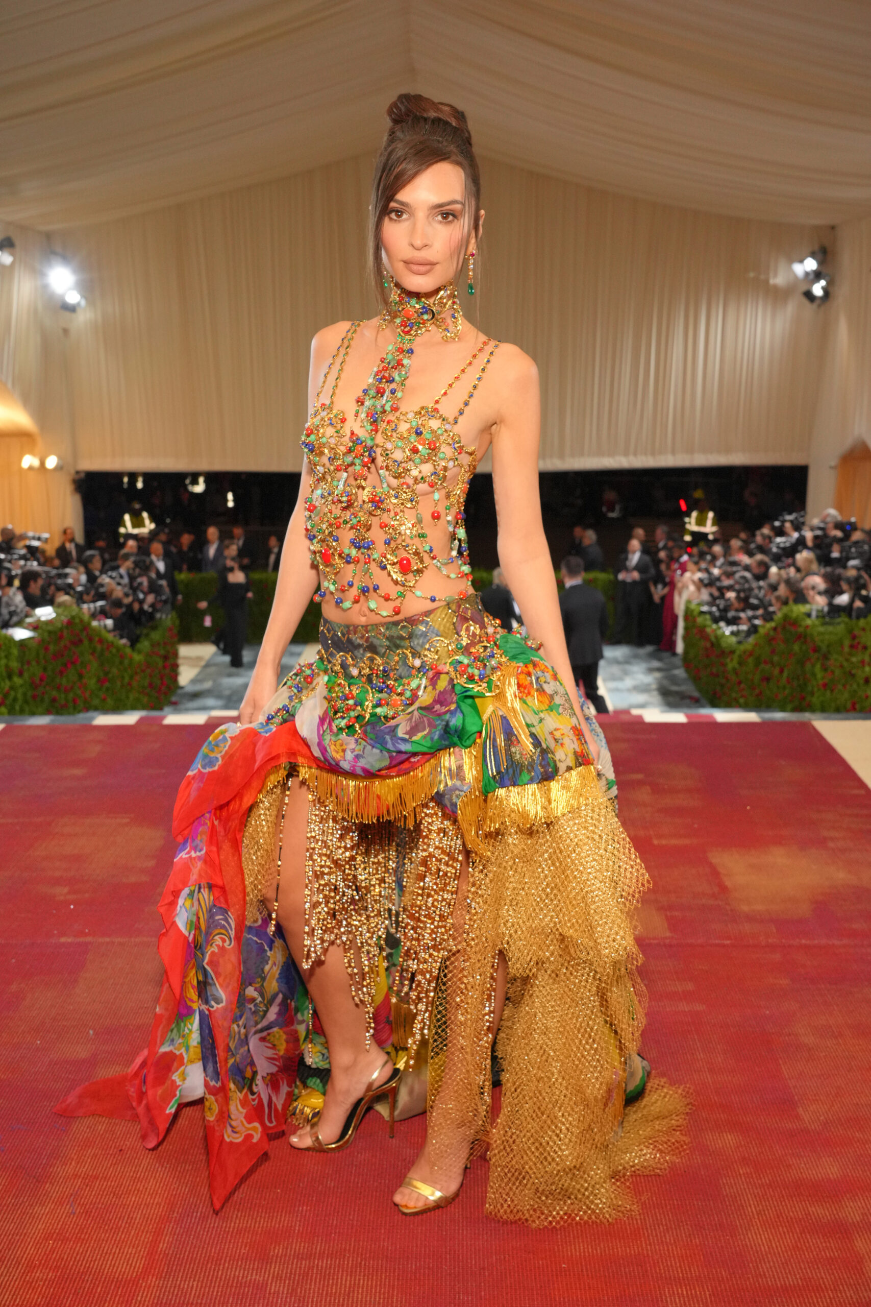 Emily Ratajkowski wears VERSACE to The 2022 Met Gala Celebrating &quot;In America: An Anthology of Fashion&quot; 