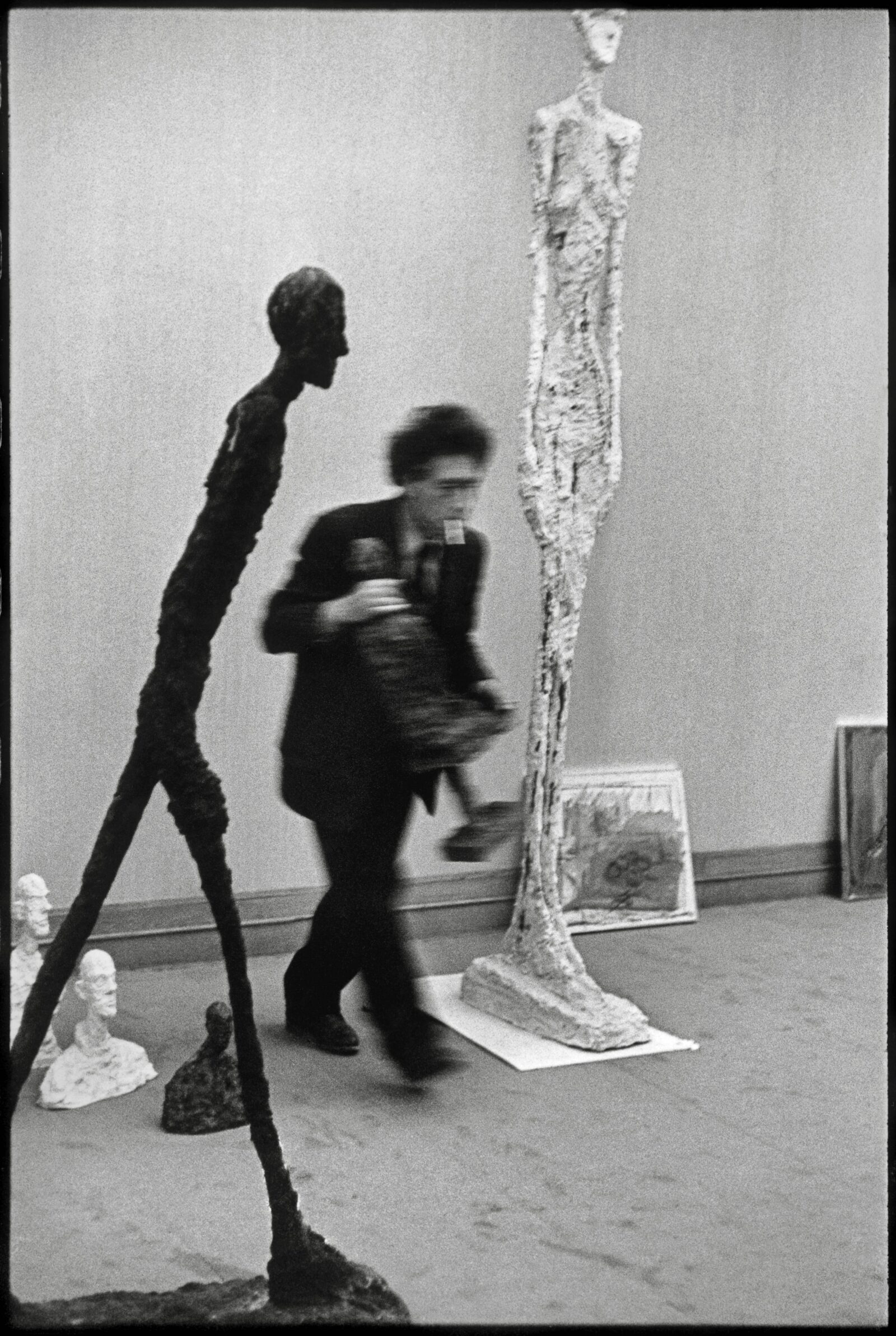 Henri Cartier-Bresson, Alberto Giacometti Installing His Exhibition, Galerie Maeght, Paris, c. 1961, silver print on paper, Archives,
Fondation Giacometti. © Fondation Henri Cartier-Bresson / Magnum Photos