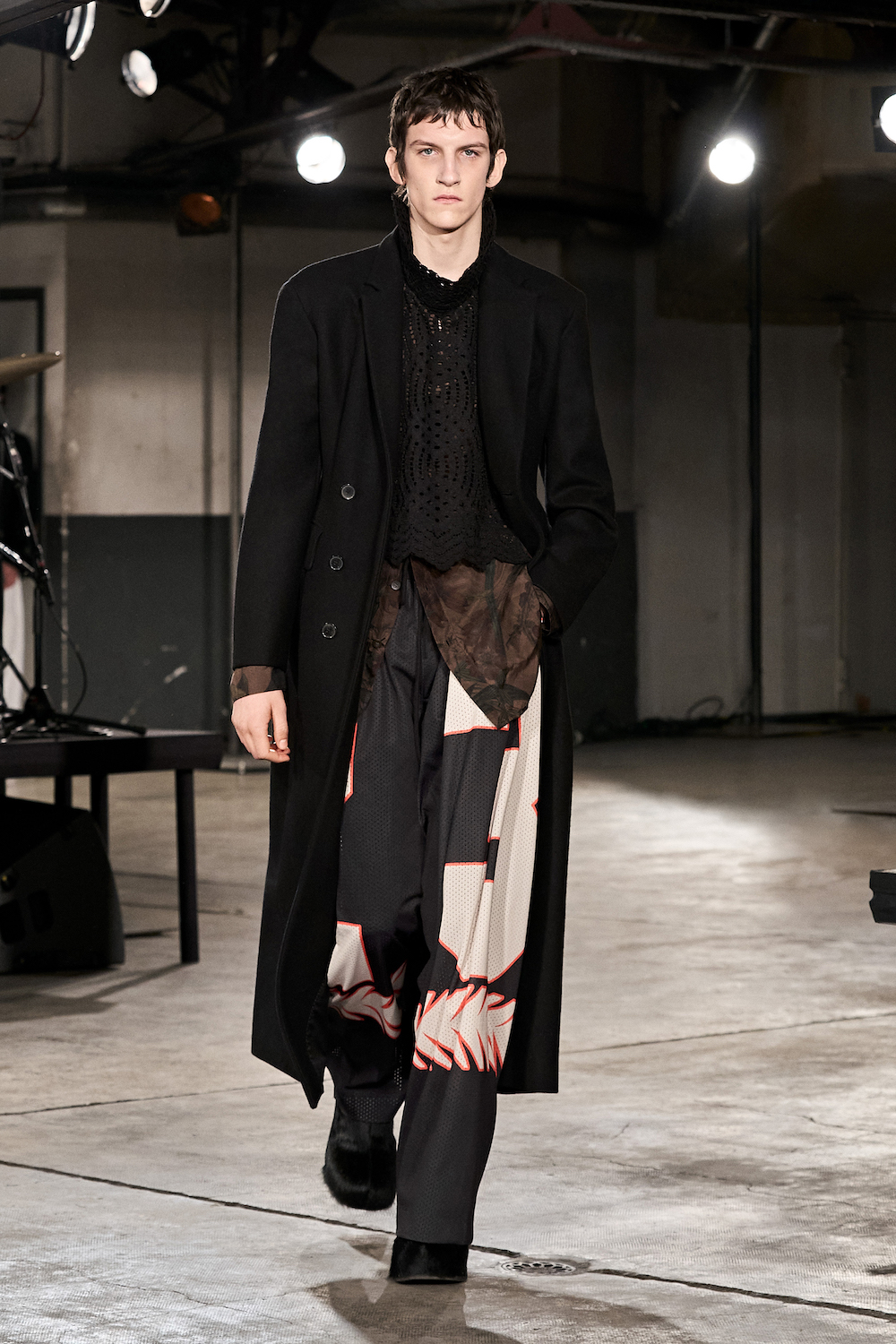 https://static.rain-mag.com/2023/01/DRIES_VAN_NOTEN_FW23_2732X4098_LOOKS_060.jpg