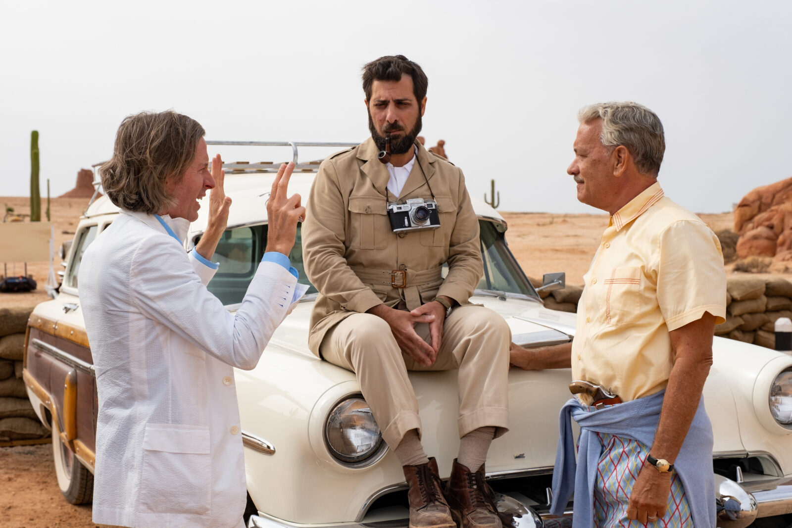 (L to R) Writer/director Wes Anderson, actor Jason Schwartzman and actor Tom Hanks on the set of ASTEROID CITY, a Focus Features release. Credit: Courtesy of Roger Do Minh/Pop. 87 Productions/Focus Features