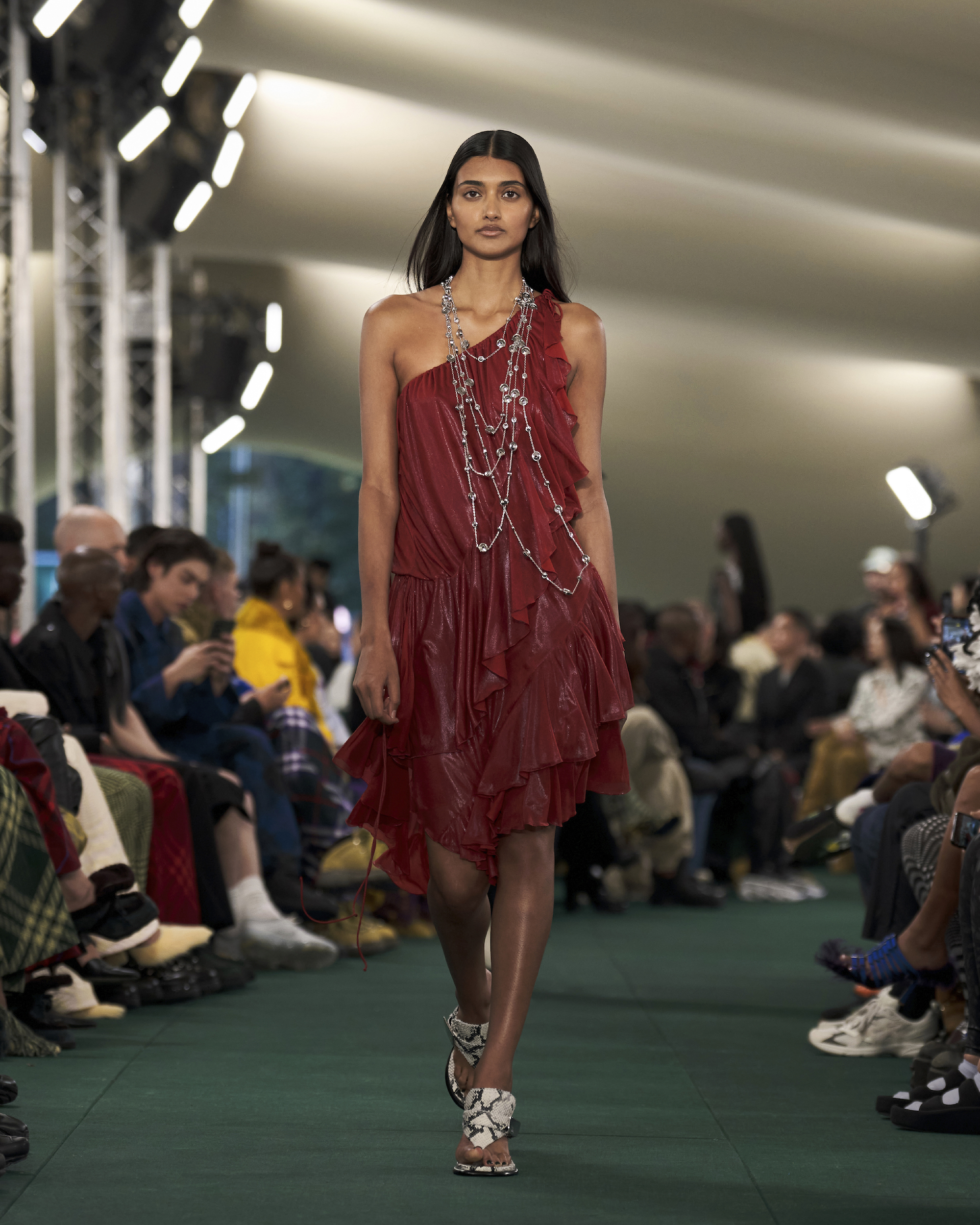 Burberry Summer 2024: Daniel Lee’s Masterful Mix of Heritage and Modernity