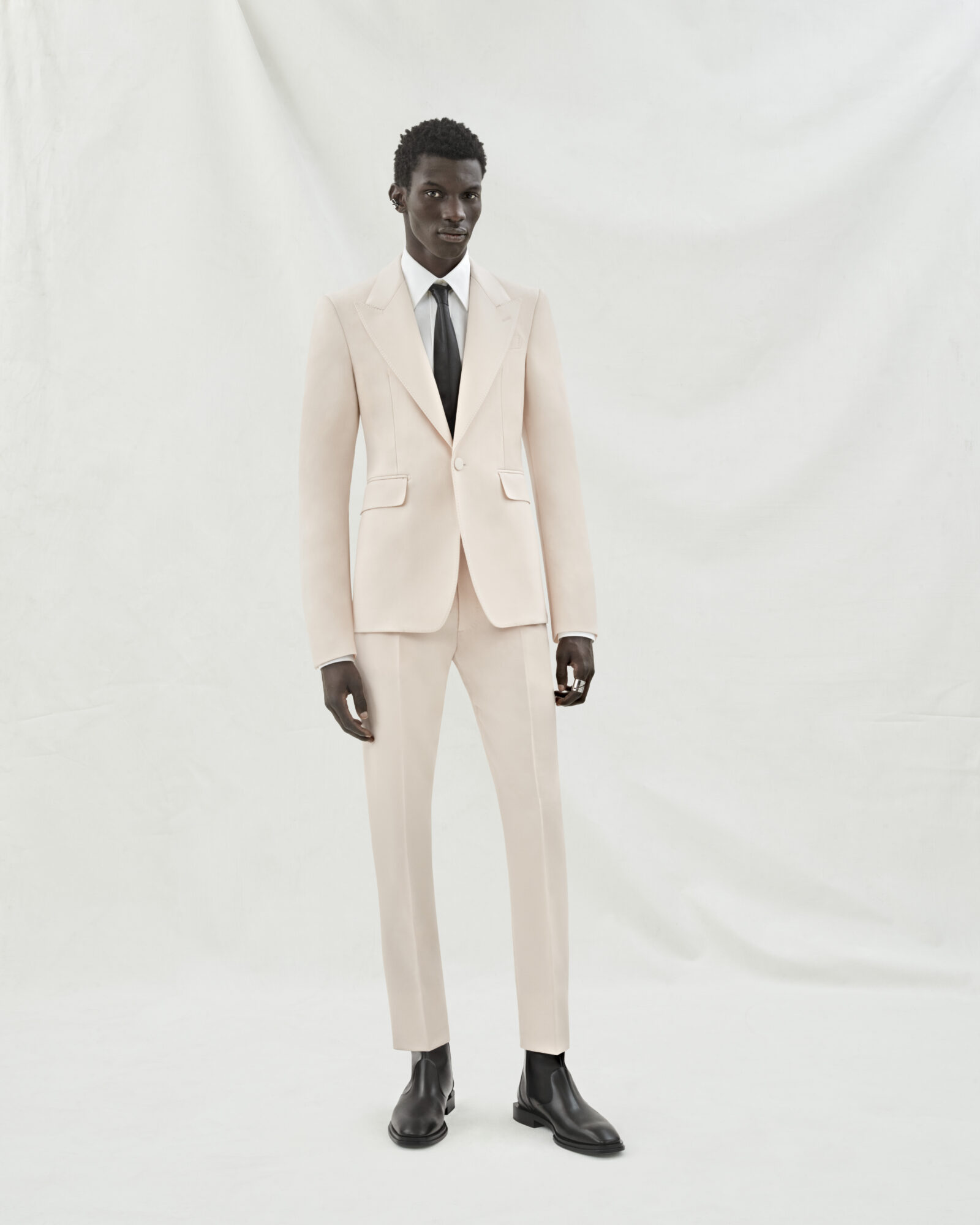 Look 02: Pale peach single-breasted jacket and cigarette trousers in wool grain de poudre.