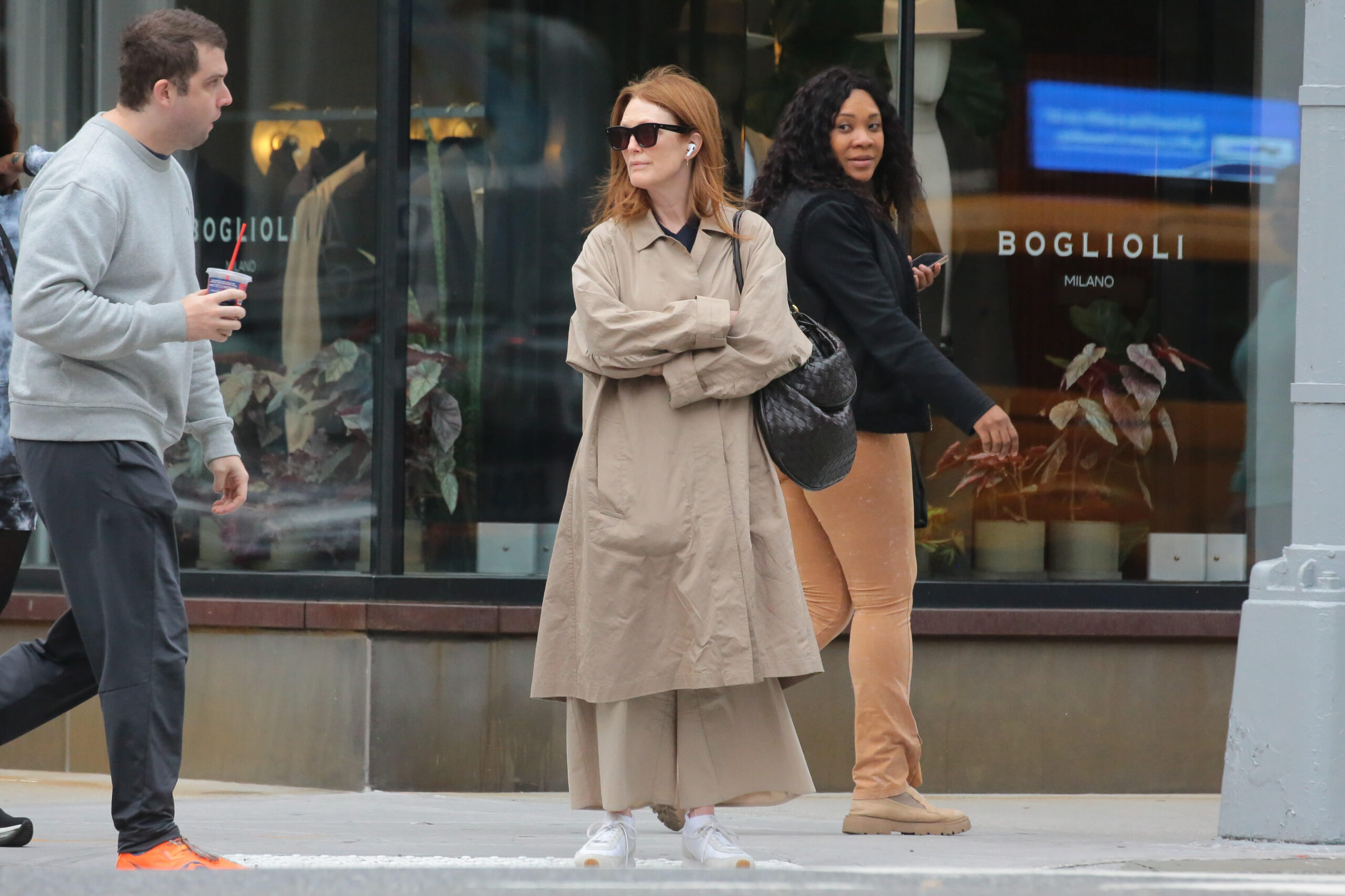 Julianne Moore effortlessly showcases the allure of Bottega Veneta's Gemelli handbag while out in the city. Elegance in every step. (Photo by Ignat/Bauer-Griffin/GC Images)