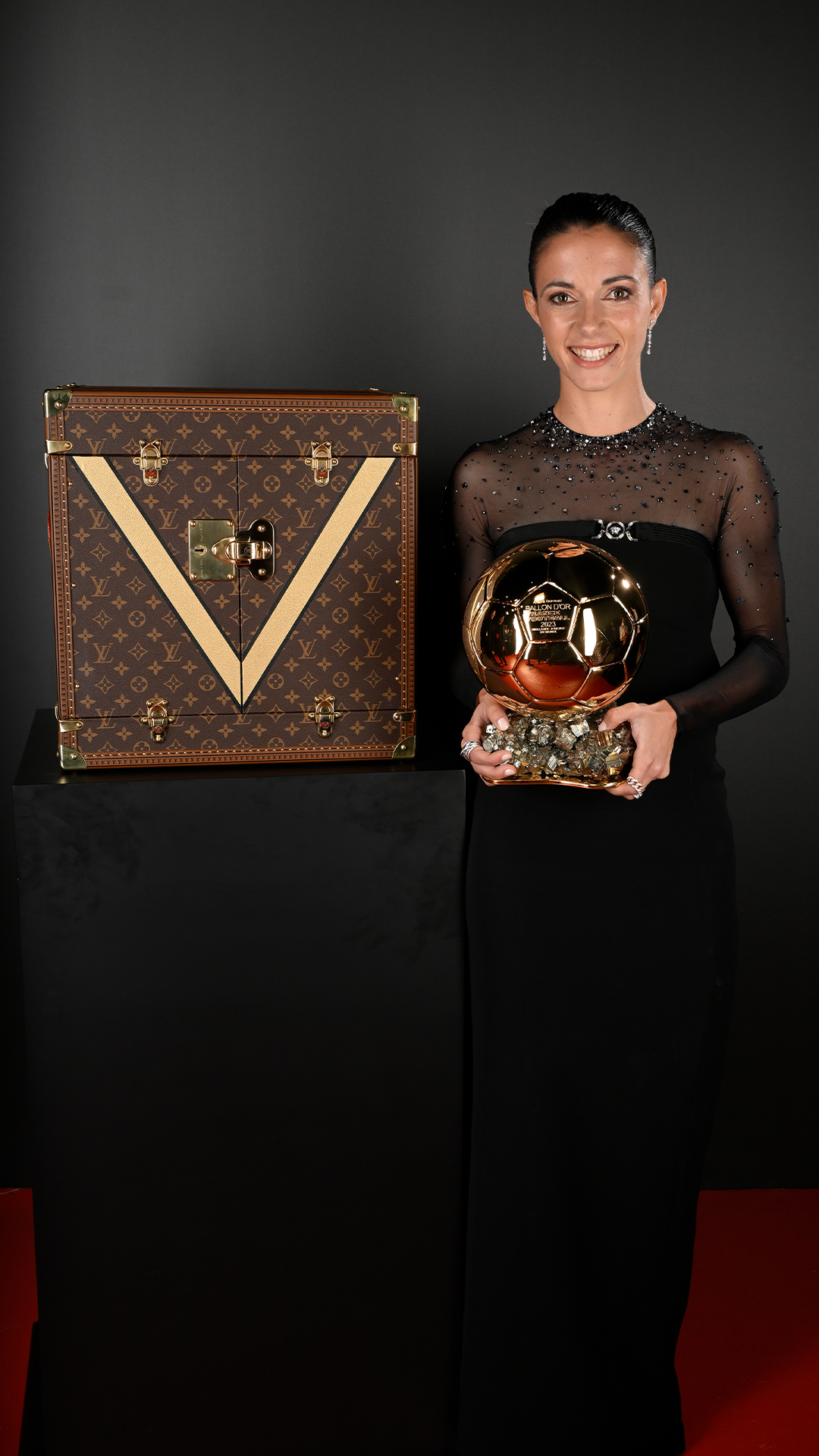 Aitana Bonmatí, radiant beside the Louis Vuitton case, wearing a dress as dazzling as her year in football.