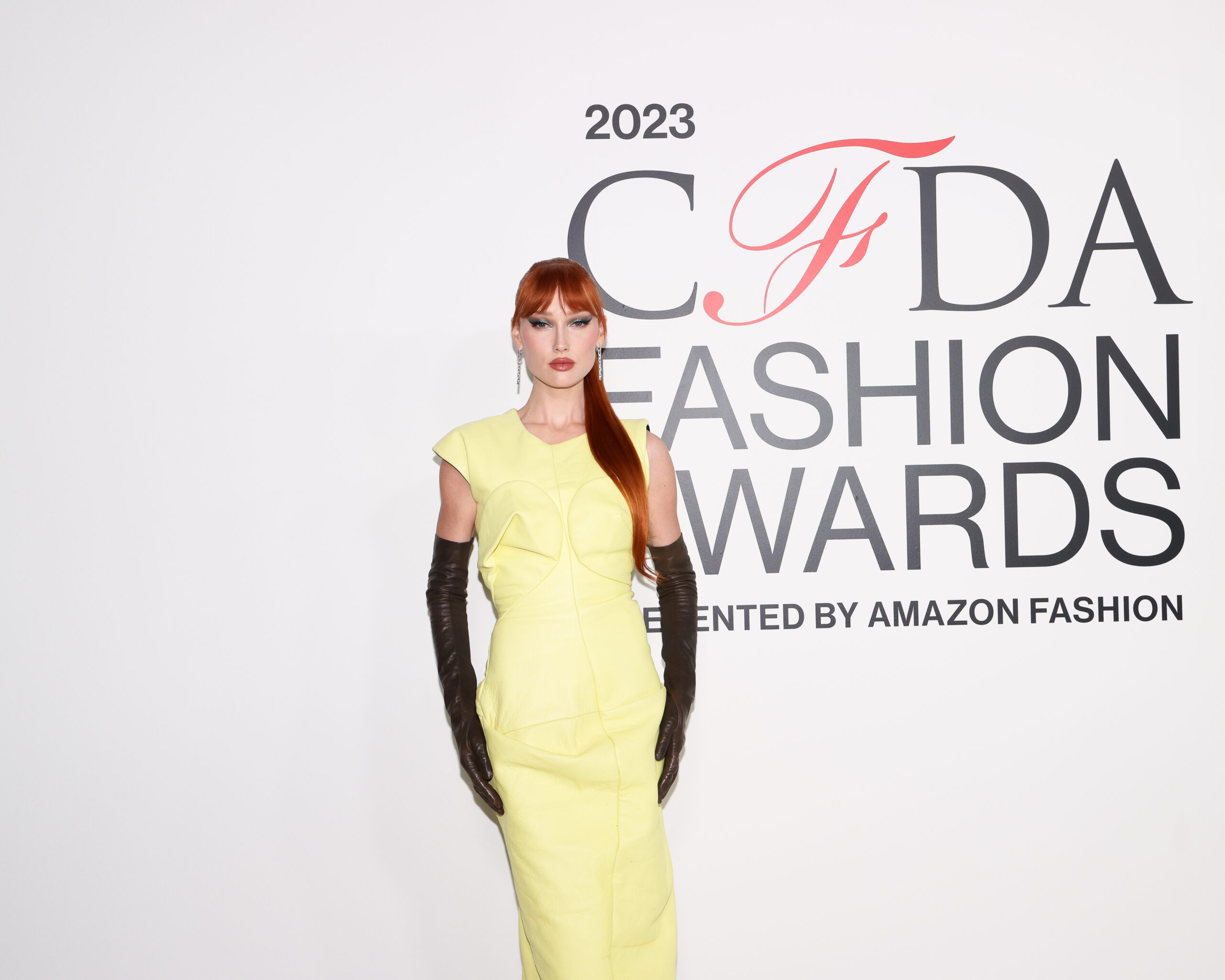 Radiant in Citrus Tones: A striking figure at the CFDA Fashion Awards, Meredith Duxbury enchants in a lemon yellow Marc Jacobs SS23 ready-to-wear dress, complemented with elegant elbow-length gloves, bold platform boots, and sparkling David Yurman earrings.
