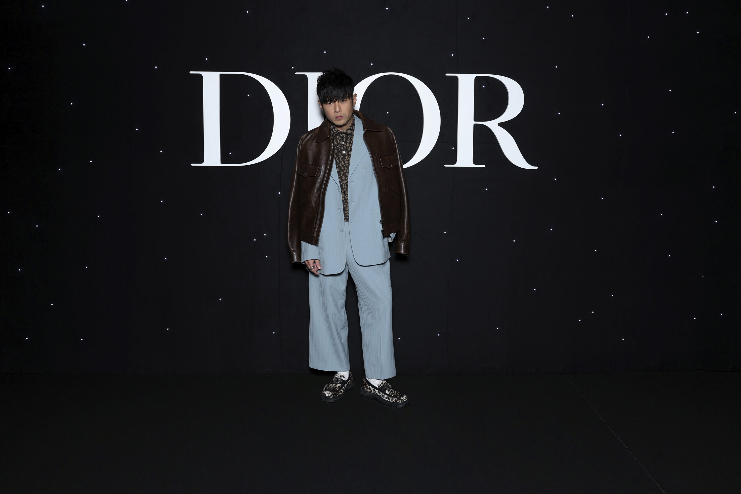 https://static.rain-mag.com/2024/01/Jay-Chou-in-Dior-1-scaled.jpg