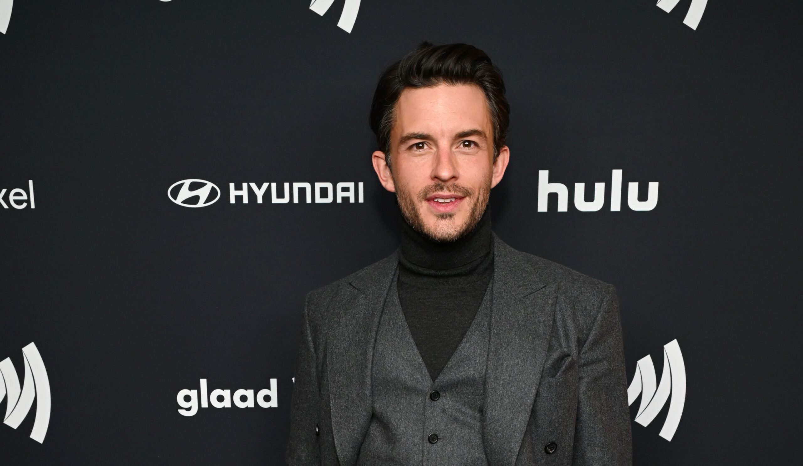 Jonathan Bailey poses confidently at the 35th GLAAD Media Awards in a dunhill Autumn Winter 2024 wool-cashmere ensemble.