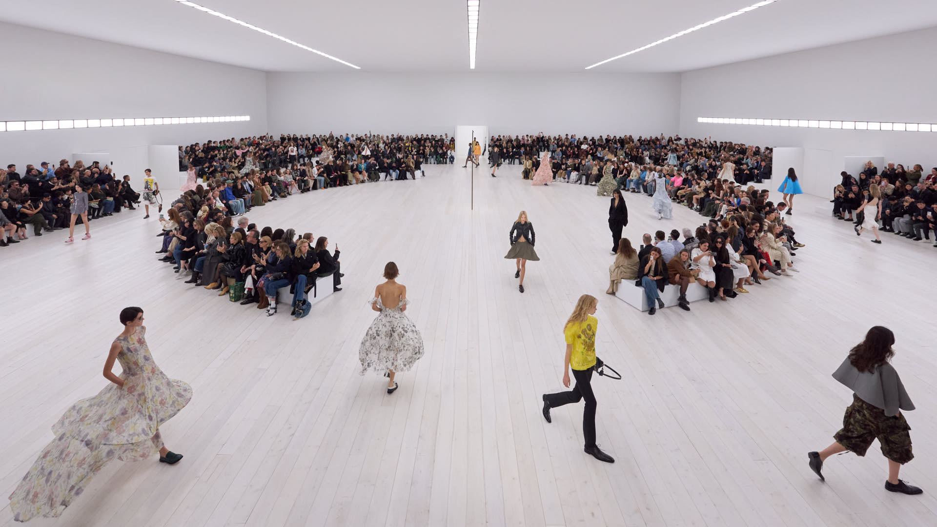 LOEWE Women’s Spring-Summer 2025: Jonathan Anderson’s Sculptural Minimalism Redefines Luxury at Paris Fashion Week