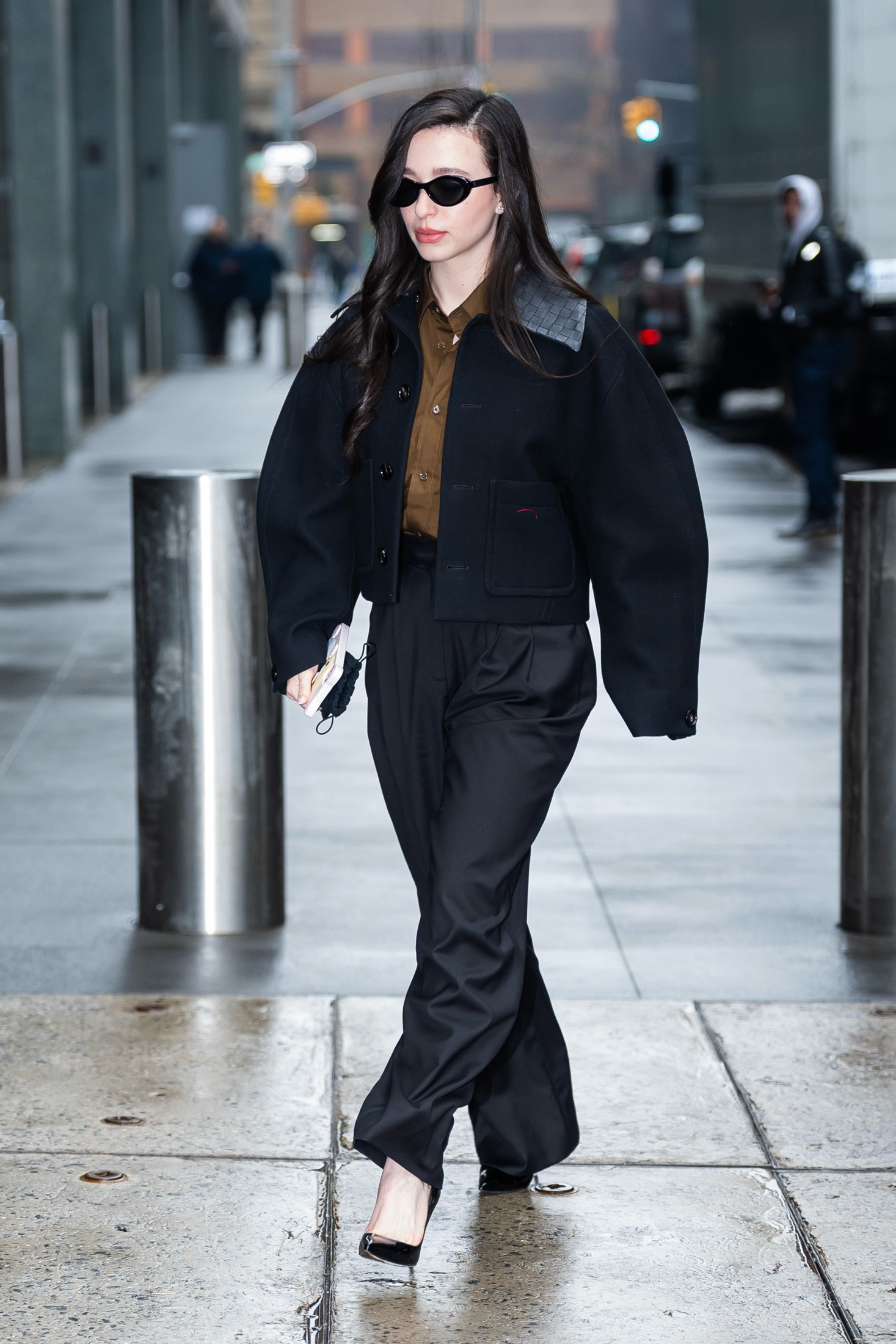 Mikey Madison wears Bottega Veneta cotton cropped jacket, grain de poudre trousers, and black pumps in New York, February 13, 2025. (Photo: Courtesy of Bottega Veneta)