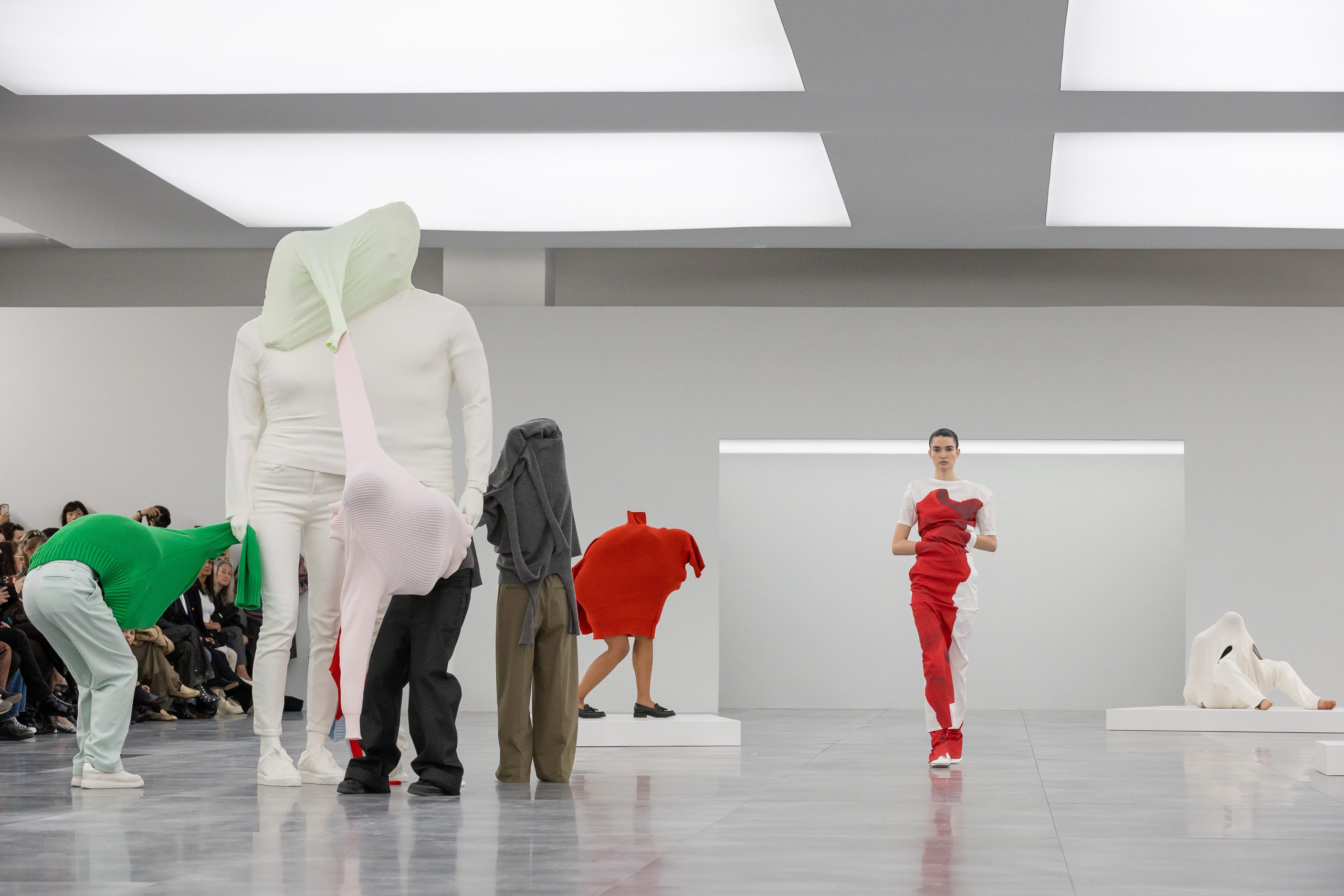 Issey Miyake FW25 “[N]either [N]or” Challenges Binaries with Utilitarian Designs