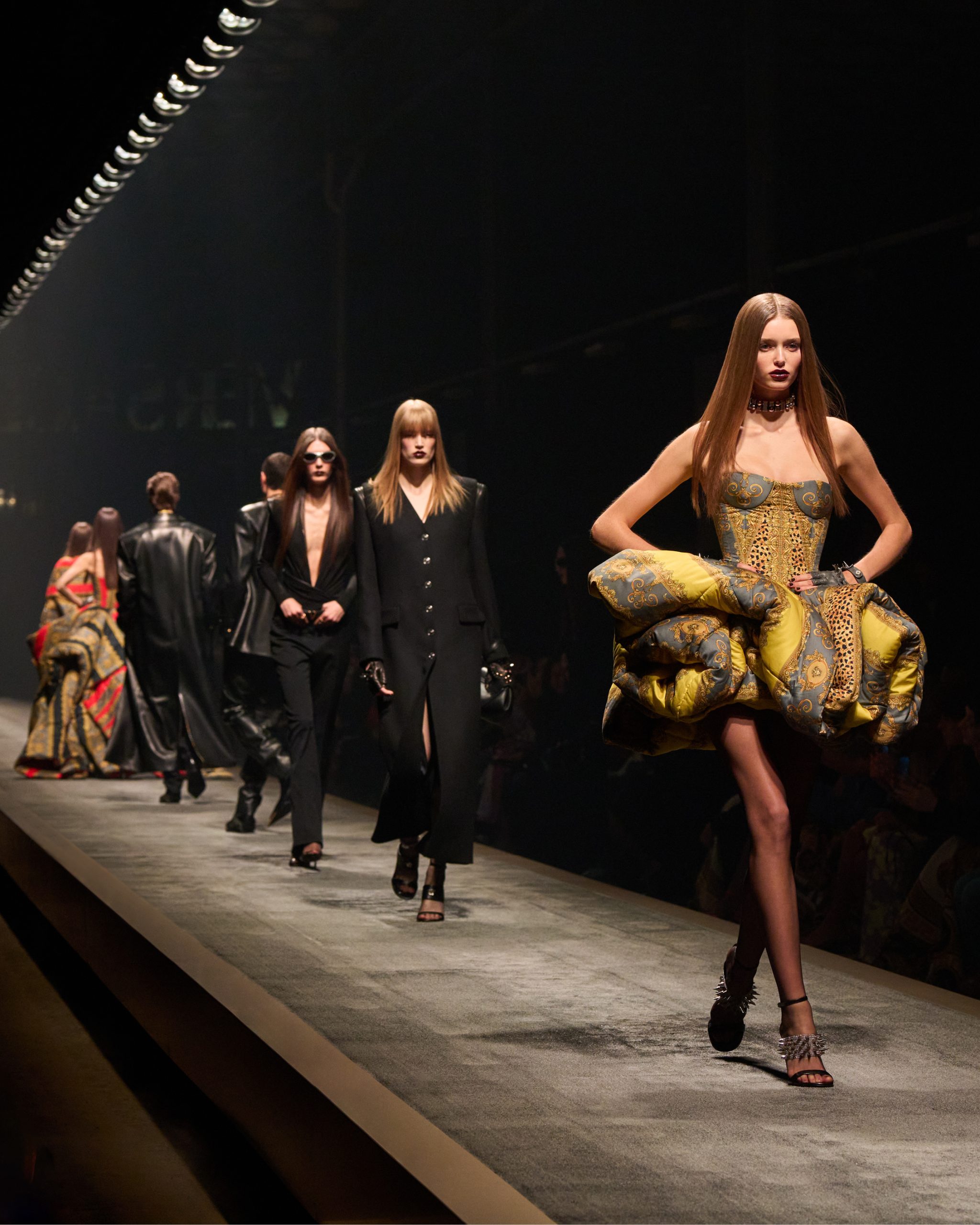 Versace's FW25 finale displays iconic reinterpretations of the house's signature bold vision (Photo courtesy of Versace)